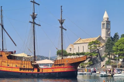 Partez de dubrovnik à bord d’un bateau pirate pour une journée aux îles Élaphites avec dégustation de vin, plages de sable fin et saveurs locales. transfert inclus.