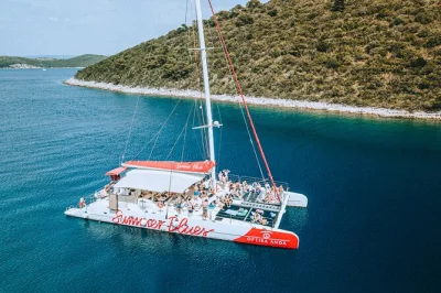 Découvrez la douceur de l’adriatique lors d’une croisière d’une journée en catamaran de split à hvar et aux îles pakleni, avec baignades, repas locaux, open bar et visite guidée de hvar.
