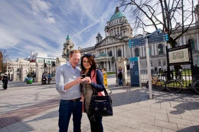 Scopri la magia del giant's causeway, attraversa il ponte di dunluce castle e ammira i murales di belfast in un’escursione da dublino con guida in spagnolo e transfer incluso.