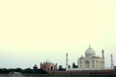 Comece seu dia em agra com um guia local, visitando o taj mahal, forte de agra e o túmulo de i'timad-ud-daulah no seu ritmo. inclui pickup e veículo privativo.