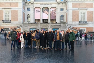 Sumérgete en las obras maestras del museo del prado en madrid con entrada sin colas, grupo reducido y un guía que hace que la historia del arte cobre vida—auriculares incluidos.