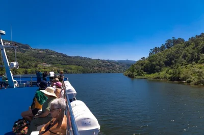 Découvrez porto, partez en bus pour régua, puis naviguez sur le douro entre vignobles en terrasses et écluses, avec déjeuner à bord. transfert et guide local inclus.