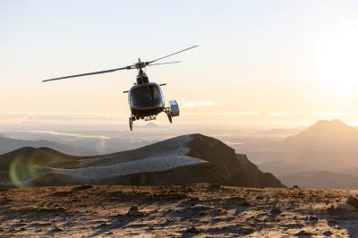 Vola sopra i laghi di rotorua, atterra sul mt tarawera e cammina lungo il cratere del vulcano. pilota esperto e commento dal vivo inclusi. prenota ora il tuo tour in elicottero sul vulcano.