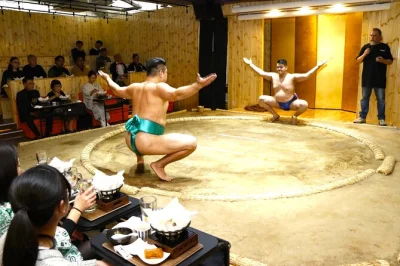 Vivi l’emozione del sumo da vicino ad asakusa, tokyo: ex lottatori in azione, chanko-nabe illimitato e foto ricordo inclusa. cena e spettacolo unici.