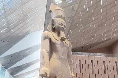 Scopri il grand egyptian museum del cairo, ammira i tesori di tutankhamon e il solar boat da vicino. include pick-up, guida locale e pranzo tradizionale.