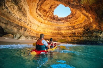Siente la brisa atlántica mientras navegas en kayak por la cueva de benagil, haces una parada en los arcos de praia da marinha y descubres playas escondidas—incluye equipo y guía local.