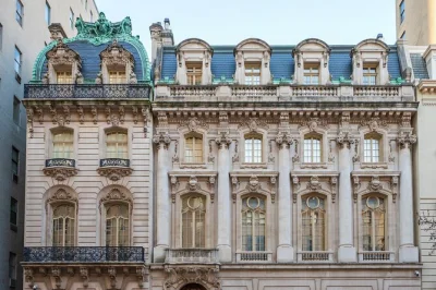 Découvrez new york à l’époque de la gilded age avec une balade sur fifth avenue, écoutez des histoires incroyables de manoirs, jetez un œil à la frick collection et promenez-vous avec un guide