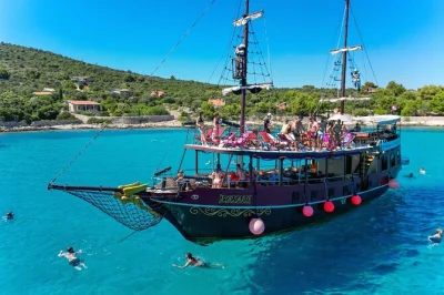 Nagez dans la blue lagoon en croatie, explorez un musée sous-marin secret en snorkeling, et savourez un déjeuner avec boissons à volonté lors d’une excursion d’une journée au départ de split