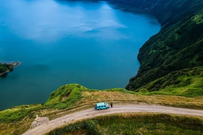 Descubre el lado salvaje de azores en un tour en jeep por sete cidades y lagoa do fogo, con vistas panorámicas, paradas junto a los lagos y un almuerzo tradicional incluido.