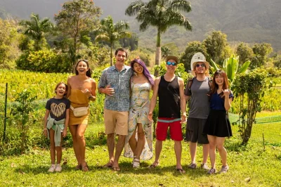 Descubre los mejores restaurantes de hanalei en un tour guiado a pie. prueba platos típicos, conoce a locales y disfruta de almuerzo y snacks incluidos con fácil punto de encuentro.