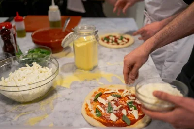 Em palermo, aprenda a fazer pizza e gelato com um chef local, desfrute de um almoço com vinho e leve para casa receitas autênticas. tudo incluso para você colocar a mão na massa.