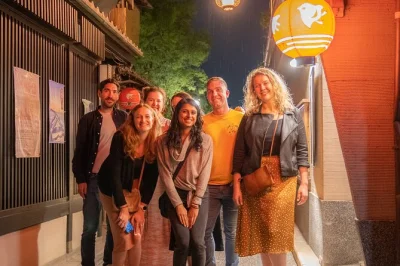 Scopri la vita notturna di kyoto con un tour in piccolo gruppo tra i bar di kawaramachi e kiyamachi, assaggiando yakitori, sake e snack tipici. guida inclusa e ingresso gratuito.