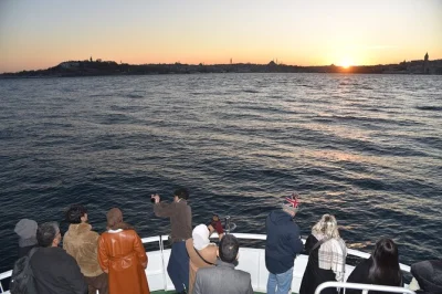 Descubre estambul en un crucero al atardecer por el bósforo con parada en beylerbeyi. palacios, mezquitas y la esencia local, todo incluido con agua y tasas.