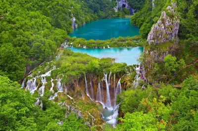 Descubre los lagos de plitvice, recorre senderos entre bosques y viaja de zagreb a split con guía local. incluye paseo en barco y traslado. reserva ya tu lugar.