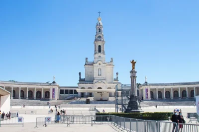 Découvrez fátima, nazaré et Óbidos au départ de lisbonne. visitez le sanctuaire, goûtez la liqueur ginja et flânez dans les ruelles médiévales avec un guide local.