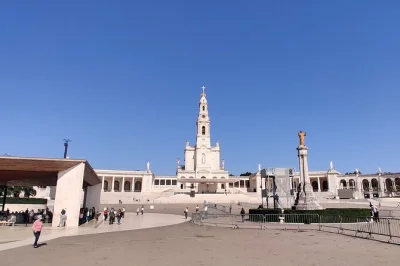 Visita il santuario di fatima, il monastero di batalha, gusta il pesce fresco a nazaré e passeggia tra le mura di Óbidos. tour privato con guida e trasferimenti inclusi.