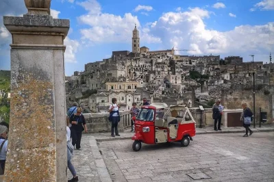 Sinta a brisa enquanto passeia de ape calessino pelos sassi de matera, com paradas panorâmicas, histórias de um guia local e transporte privativo incluso.