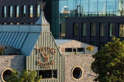 Scopri la distilleria teeling whiskey nel cuore di dublino con un tour guidato, degustazioni pratiche e racconti autentici. degustazioni incluse e posizione centrale.