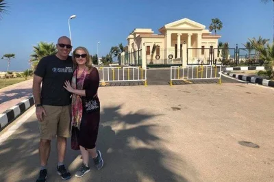 Scopri alexandria in una gita da il cairo: visita la biblioteca, le catacombe romane e i giardini reali con trasporto, ingressi e pranzo inclusi.