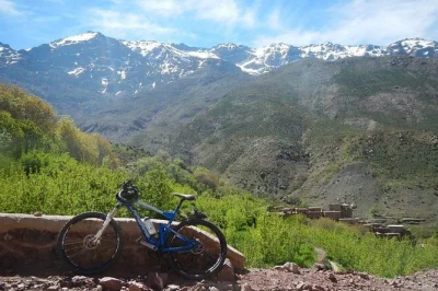 Explora las montañas del atlas en e-bike, descubre pueblos bereberes auténticos y disfruta de un almuerzo casero. transporte privado desde marrakech. reserva tu aventura hoy.