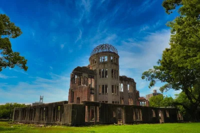 Scopri hiroshima con una guida locale: parco della pace, santuario gokoku e castello. ingresso incluso. un viaggio emozionante nella storia.