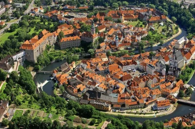 Feel the rhythm of cesky krumlov’s castle courtyards, riverside lunch, and winding lanes on a small-group day trip from prague—includes pickup and personal guide.