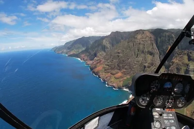 Siente el viento en un tour en helicóptero sin puertas por kauai—sobrevuela el cañón waimea, las cascadas jurassic y la costa napali. incluye briefing de seguridad y cordones para el móvil.