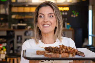 Entdecke athens lebendige straßen mit lokalen köstlichkeiten wie koulouri, souvlaki und loukoumades. inkl. snacks, getränke und alle gebühren für eine entspannte kleingruppen-foodtour.