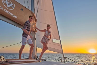 Vela al tramonto lungo le spiagge rosse e bianche di santorini, nuoto vicino al vulcano, bbq greco e drink in catamarano con piccolo gruppo. incluso il trasferimento dall’hotel.