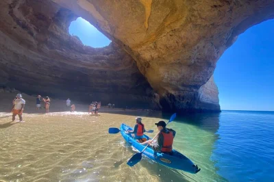 Descubre la costa del algarve en un tour en kayak por la cueva de benagil con guía local, playas secretas y fotos gopro incluidas. reserva tu lugar ya.
