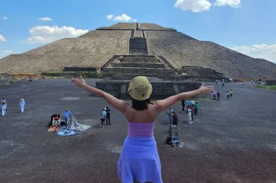 Scopri la tranquillità di teotihuacan prima dell’arrivo della folla, cammina lungo la avenida de los muertos, scala antiche piramidi e evita le trappole per turisti—con pick-up e guida locale inc