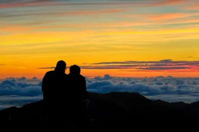 Admirez le lever du soleil au sommet d’haleakala, voyez maui s’éveiller et savourez un petit-déjeuner dans un café plantation. transfert hôtel et guide local inclus pour un moment magique.