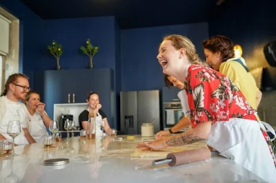 Scopri porto preparando il vero pastel de nata da zero, assaggia vini locali e divertiti con ospiti esperti. laboratorio in centro, solo adulti, in gruppo.
