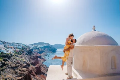 Cattura momenti autentici a oia, santorini, con un fotografo privato. passeggia tra vicoli iconici, ricevi consigli fotografici e una galleria digitale—con orientamento personalizzato.