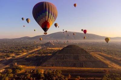 Vola sopra le piramidi di teotihuacan all’alba, gusta una colazione unica in una grotta e scopri le rovine con calma. include pick-up da città del messico e guida locale.
