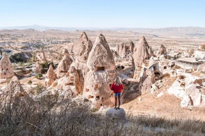 Prenota un tour di 2 giorni in cappadocia da istanbul. esplora göreme, derinkuyu, la valle di ihlara, hotel grotta e partecipa a un giro opzionale in mongolfiera.