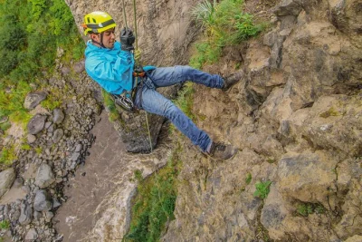 Scopri il circuito scala inclinata a baños: rappel, ponte tibetano, zipline canopy e altro sul fiume pastaza. guide certificate e attrezzatura inclusa.