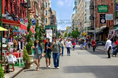 Découvrez soho et ses rues en fonte, goûtez aux délices de little italy et plongez dans l’ambiance unique de chinatown avec un guide local. visite complète, départ à midi pour une réservation