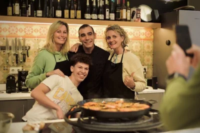 Acompaña a un chef local en la boqueria, aprende a preparar paella y tapas, disfruta sangría y llévate las recetas a casa. clase práctica y paseo por el mercado incluidos.