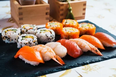 Impara a fare sushi ad asakusa, a due passi dal tempio sensoji. corso pratico con istruttori locali, guida in inglese e tutti gli ingredienti inclusi.
