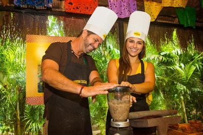 Scopri il cacao a cozumel con un laboratorio di cioccolato maya, gusta una margarita al cioccolato e incontra la gente del posto. guida certificata e degustazioni pratiche incluse.