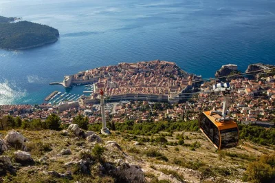 Découvrez dubrovnik depuis le téléphérique du mont srđ, baladez-vous dans les ruelles de la vieille ville avec un guide, puis explorez les remparts à votre rythme. billets d’entrée inclus.