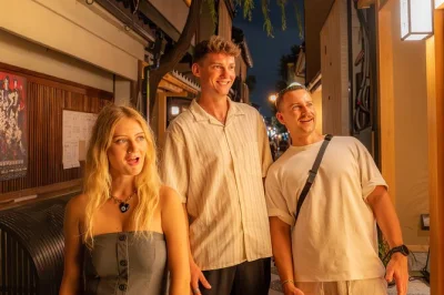 Scopri gion a kyoto con una guida locale tra vicoli illuminati da lanterne, assaggiando yakitori, sushi, tempura e altro in posti segreti. 15 piatti, bevande e guida esperta inclusi.