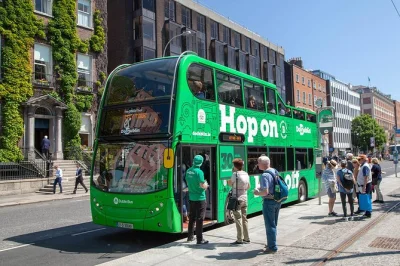 Scopri dublino con il bus hop-on hop-off, guida dal vivo e ingresso al curioso little museum. 25 fermate e biglietto gratis per i bambini inclusi.