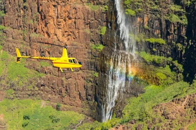 Kauaʻi, cascada jurassic, waimea canyon y acantilados de nāpali en helicóptero privado sin puertas. siente el viento y vive la isla desde las alturas, con guía en vivo.