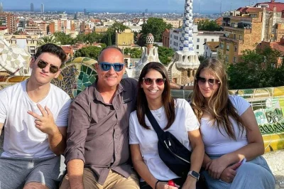 Descubre barcelona en un tour privado con recogida en hotel, acceso sin colas a sagrada familia y park güell, y guía local que comparte historias únicas.
