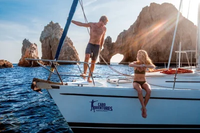 Scopri la brezza di cabo navigando verso lover’s beach, facendo snorkeling in una baia tranquilla e gustando un pranzo gourmet con open bar. tour in piccolo gruppo con pickup incluso.