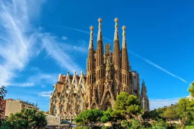Descubre barcelona en un tour de día completo: sagrada familia, park güell, paseos por el barrio gótico y vistas desde montjuïc. recogida en hotel incluida.