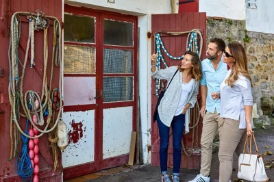 Feel the atlantic breeze in biarritz, taste bayonne chocolate, and stroll st jean de luz on a relaxed french basque day trip from san sebastián with pickup included.