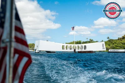 Découvrez pearl harbor, regardez le film sur l’uss arizona et écoutez les récits au cœur historique d’honolulu. prise en charge à waikiki et guide local inclus pour une journée sans souci.